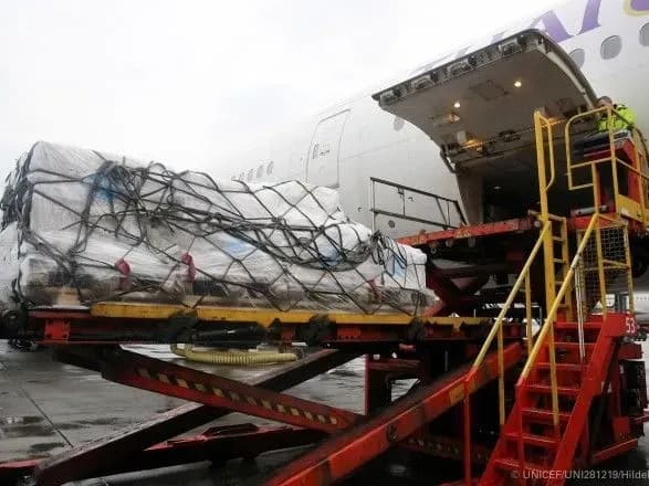 До Китаю відправили 6 тонн захисних масок та костюмів через спалах коронавірусу