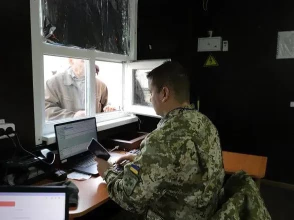 На КПВВ "Станиця Луганська" фіксують збільшення пасажиропотоку