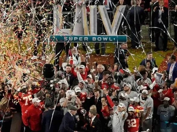 У США пройшов 54-й Супербоул: "Канзас-Сіті Чіфс" вперше з 1970 року здобув трофей