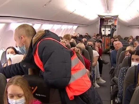 Через погане самопочуття до медиків звернулося 12 людей з числа прибулих в Україну з Китаю - ЦГЗ