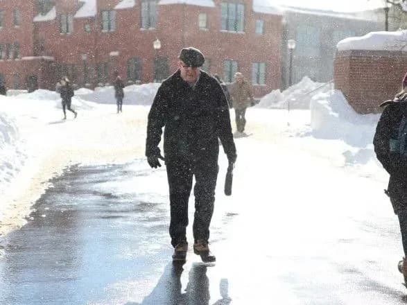 Медики дали поради, як не травмуватися при ожеледиці