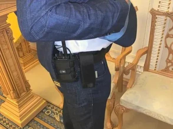Не зброя, а радіостанція: в УДО показали, що було під піджаком охоронця у ВР