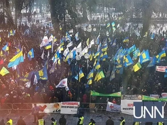 Під Офісом Президента і ВР на тлі голосування ринку землі зібрались мітинги