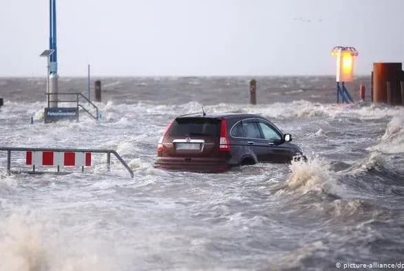 На північ Німеччини обрушився буревій "Забіне", скасовано сотні авіарейсів