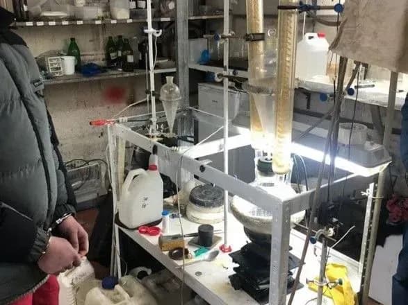 Потужну нарколабораторію викрили у складському приміщенні на Київщині