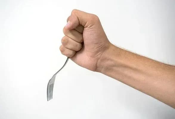 На Вінниччині чоловік напав на поліцейського з виделкою