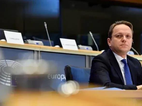 Еврокомиссар Варгеи в рамках визита в Украину встретится с Зеленским и Гончаруком