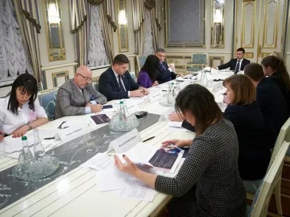 Зеленський вимагає розробити спецпрограму протистояння російській паспортизації на Донбасі