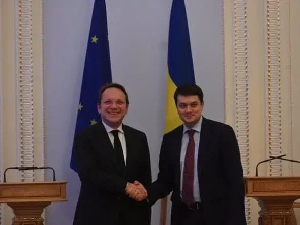 Еврокомиссар Варгеи встретился с Разумковым: обсуждали коррупцию