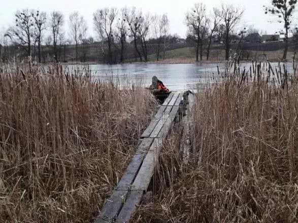 На Житомирщині рибалка провалився під лід і півгодини кликав на допомогу