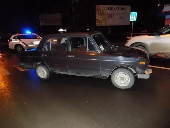 Від удару легковика на переході дівчину відкинуло на іншу автівку