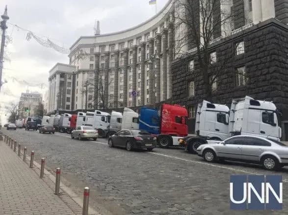 Під Кабмін на акцію "пригнали" фури