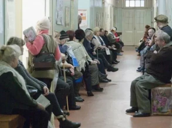 У столичній лікарні у черзі помер чоловік