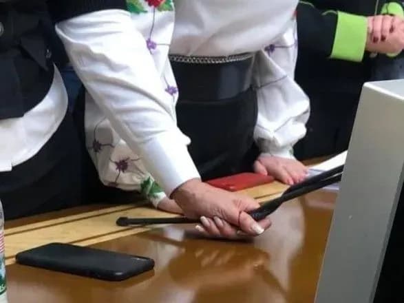 Сломанный микрофон Разумкова отремонтировали за 11,5 тыс. гривен