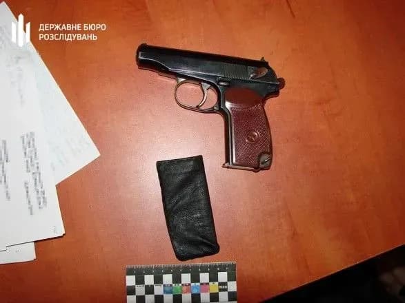 Залишив пістолет без нагляду, а колега застрелився: ДБР повідомило підозру ексміліціонеру