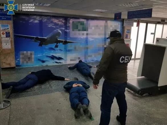 В аеропорту Херсона блокували схему вимагання грошей з підприємців на митному посту
