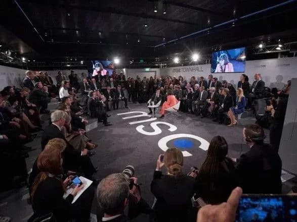 Зеленський про конфлікт на Донбасі: час рахується не в годинах, а в людях