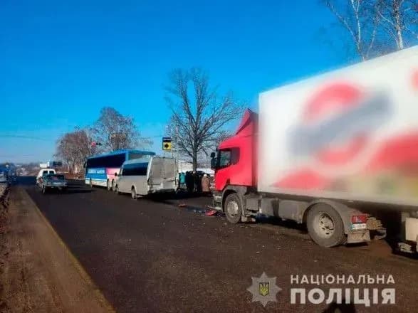 Під Полтавою зіткнулись вантажівка та два автобуси, травмовані п'ятеро людей