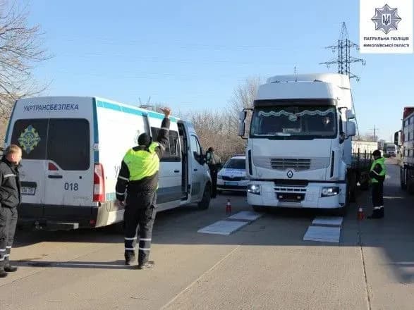 У Миколаєві утворилася велика черга із фур до порту