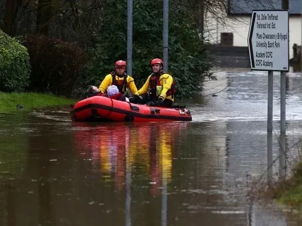 Шторм у Великій Британії: кількість загиблих зросла до 4 осіб