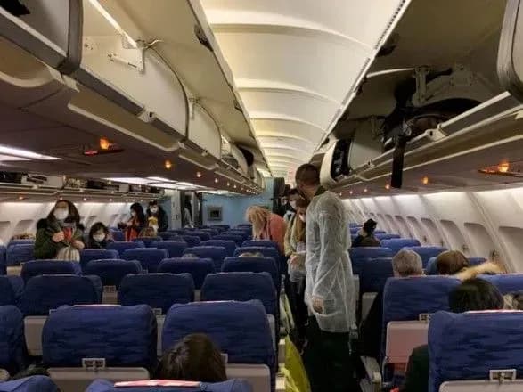 Дві перевірки і місця обсервації на борту: у МОЗ розповіли деталі евакуації українців з Китаю