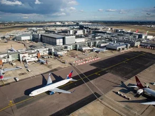 Аеропорт Хітроу через комп'ютерний збій скасував понад 200 рейсів