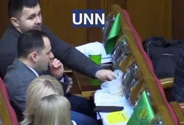 Разумков закликав нардепів припинити їсти і не займатися власними справами під час засідань