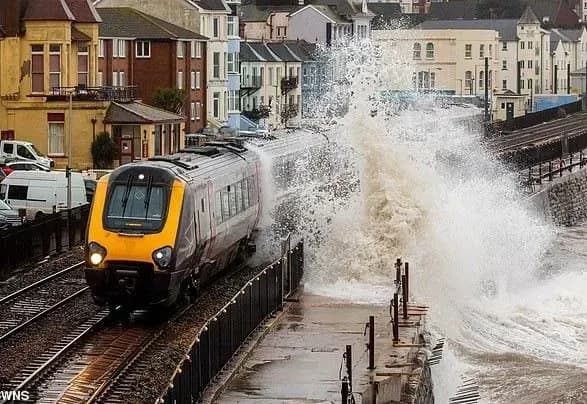 Через потужний циклон по Європі оголосили штормове попередження