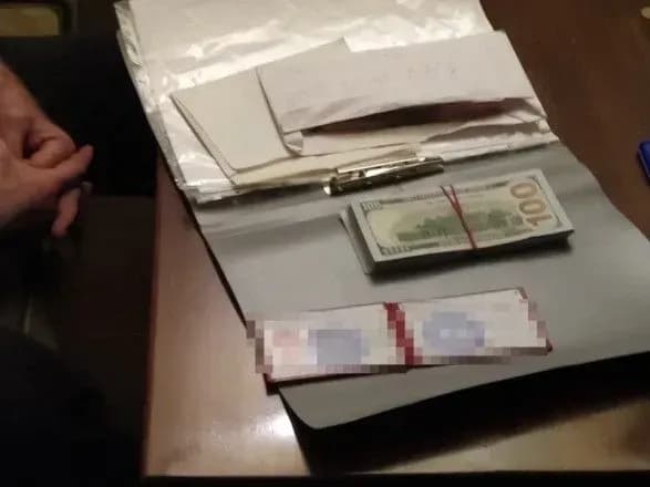 Адвокат підозрюється у вимагані 10 тис. дол. від колеги