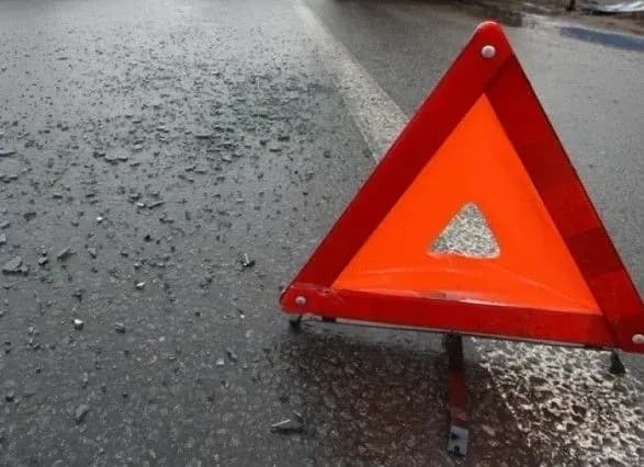 У Львові нетверезий водій зніс 18 метрів парапету і влетів в зупинку