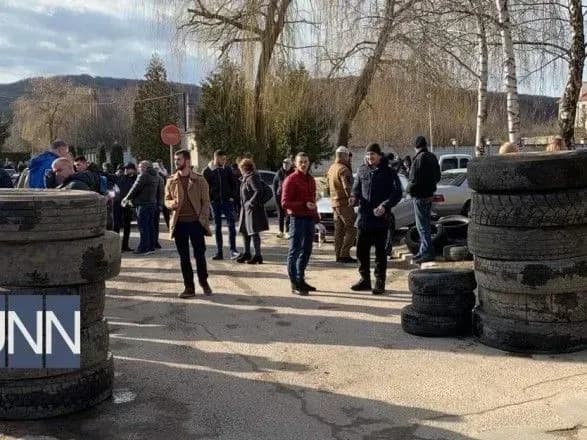 Евакуація українців з Китаю: біля Львова місцеві заблокували в’їзд до госпіталя