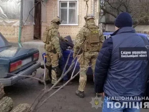 На Хмельниччині затримали маму з сином, які зі спільником продавали метадон