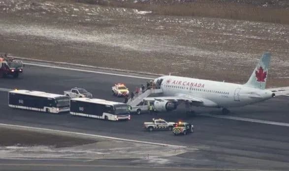 У Торонто приземлився пасажирський літак, який втратив одне з коліс шасі