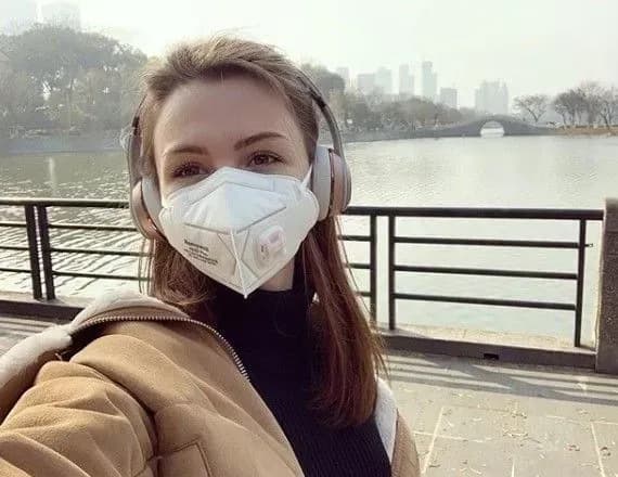 У посольстві роз’яснили, чому українці з собакою не вдалось евакуюватись з Китаю