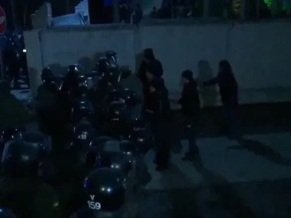 У Нових Санжарах запалили шини та кидають димові шашки