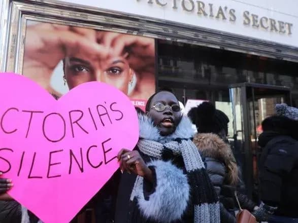 У США викинули на смітник купу білизни від Victoria's Secret