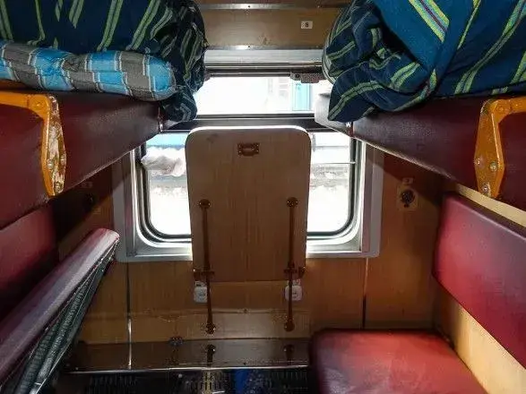 У поїзді до Бердянська на жінку впала погано закріплена полиця із пасажиром