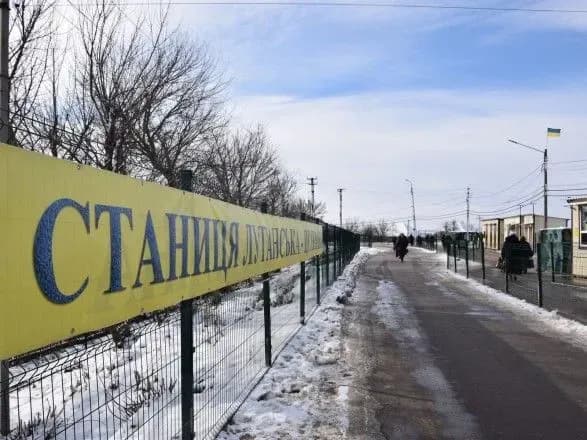 На КПВВ у зоні ООС в чергах нарахували 240 автівок