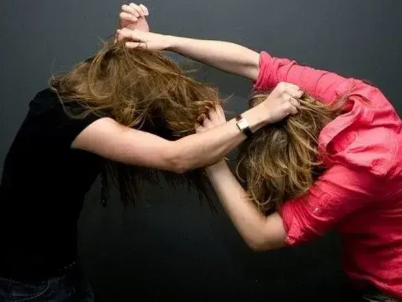 Трьом школяркам повідомили підозру за побиття дівчинки