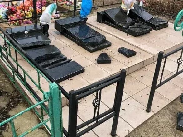 На Миколаївщині дві нетверезі ліцеїстки розбили пам’ятники на міському кладовищі