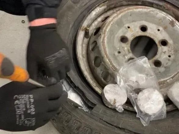 На кордоні із Польщею затримали чоловіка, який намагався у колесі провести 20 кг наркотиків