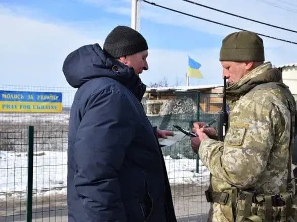 На КПВВ у зоні ООС у чергах нарахували понад 200 автівок