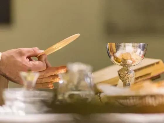 У храмах Франції змінили обряд причастя через коронавірус