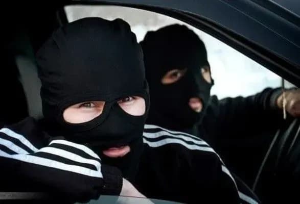 Двоє у балаклавах і з ножем вкрали у пенсіонерки золоту каблучку і харчі