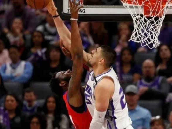 Украинское дерби в НБА: пять блок-шотов Леня помогли "Кингс" обыграть клуб Михайлюка