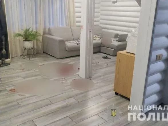 Наносил удары ножом и топором: подросток напал на свою тетю и ее 4-летнего сына