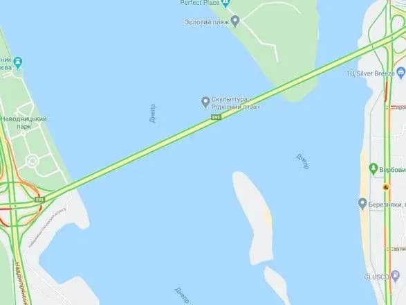 На столичному мосту Патона через прорив труби утворився "водоспад"