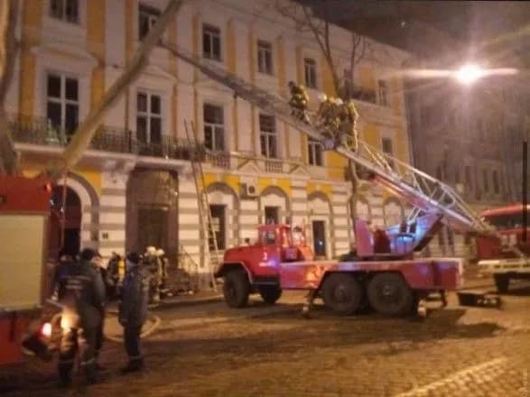 В Одесі під час ліквідації пожежі обвалилися сходи: травмовано рятувальника
