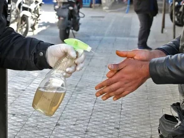 Эпидемия коронавируса: в Иране дефицит дезинфицирующих средств для рук