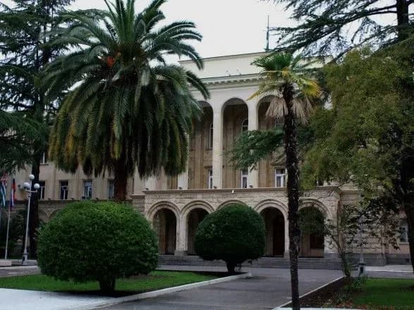 Кандидата в президенты самопровозглашенной Абхазии госпитализировали в РФ с пневмонией